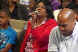 Darlene-ministers-in-song-2014